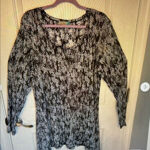 Chalet Gray and White Leaf Print Tunic